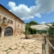 Fattoria La Brasa Cuerta in Lessinia, vista esterna con animali al pascolo.
